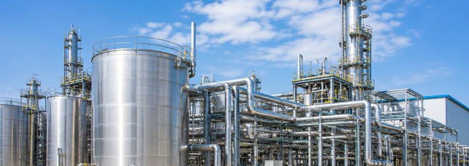 Moderne Chemieanlage mit Rohrleitungen und Tanks