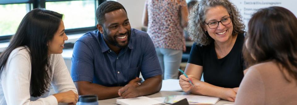 Menschen diskutieren gemeinsam an einem Tisch